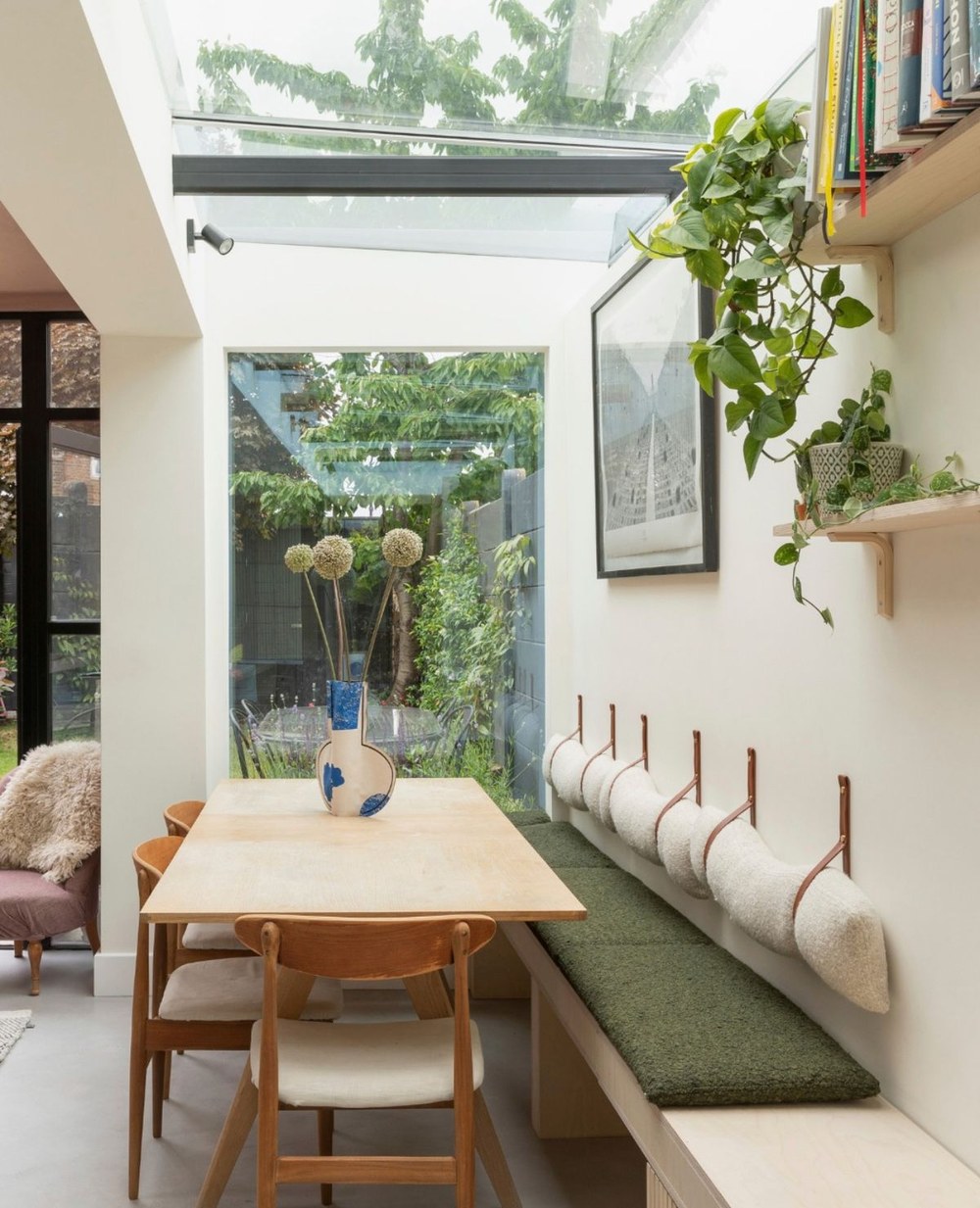 The kitchen and dining area inside a Móro